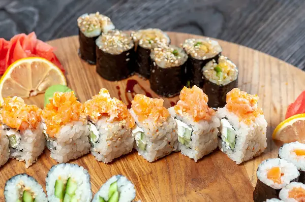 Japon suşisinin ahşap tahtadaki görüntüsünü kapatın..