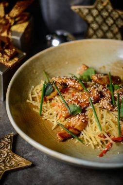 Erişte ve susamlı kızarmış tavuk.