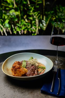 Sos ve sebzeli leziz kızarmış et manzarası.