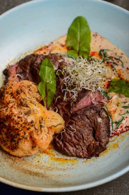 Sos ve sebzeli leziz kızarmış et manzarası.