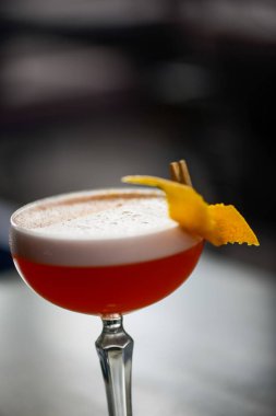 Limon aromalı bir bardakta alkollü kokteyl.