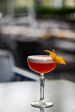 Limon aromalı bir bardakta alkollü kokteyl.