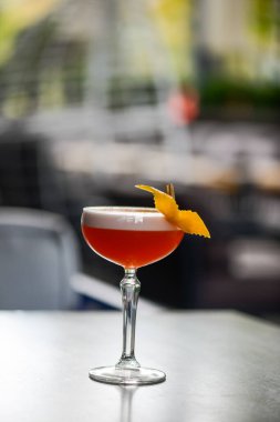 Limon aromalı bir bardakta alkollü kokteyl.