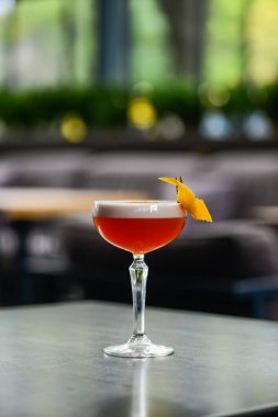 Limon aromalı bir bardakta alkollü kokteyl.