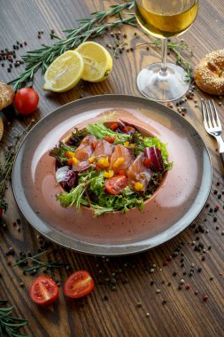 Sebze salatalı taze somon, sağlıklı gıda konsepti.