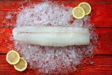 Ezilmiş buz üzerinde taze balık filetosu.