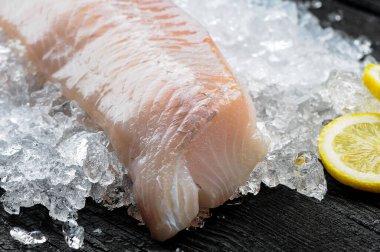 Ezilmiş buz üzerinde taze balık filetosu.