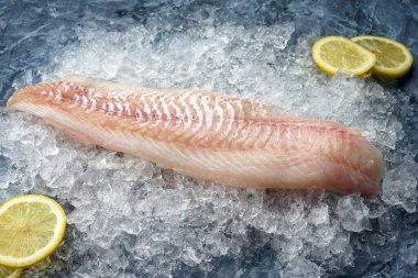 Ezilmiş buz üzerinde taze balık filetosu.