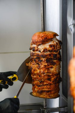 Şişte ızgara şiş kebap. Doğu mutfağı..