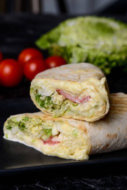 Sebze, et ve sosla sarılmış lezzetli rulo..