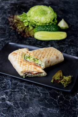 Sebze, et ve sosla sarılmış lezzetli rulo..