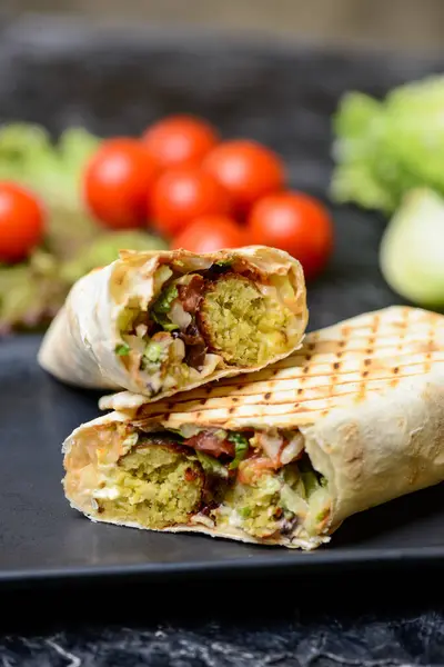 Et ve sebzeli ızgara Türk kebabı.