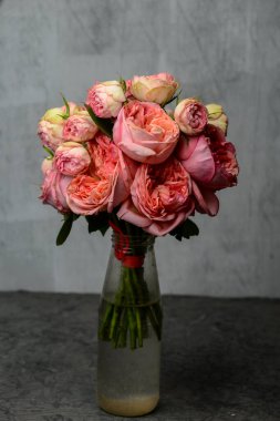 Vazoda güzel gül buketi