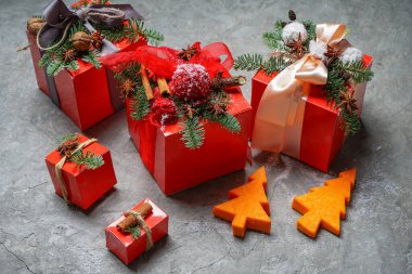 Noel süslemeleri. paketlenmiş hediye kutuları ve Noel ağacı şeklinde zencefilli ekmekler