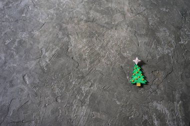 Gri beton arka planda Noel ağacı oyuncağı