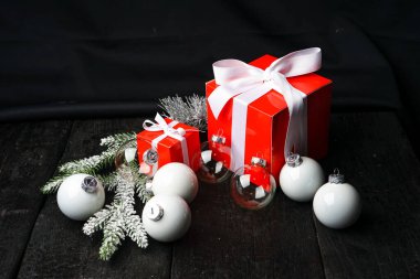Karanlık arka planda süslemeleri olan Noel hediyeleri.