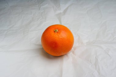 Beyaz kağıtta taze turuncu arka plan