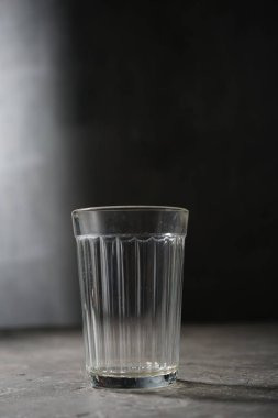 Koyu arkaplanda boş bardakları temizle