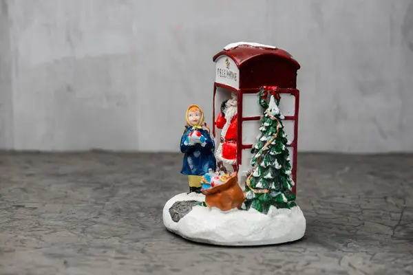 Oyuncak heykelcik süslemeleri ile noel kompozisyonu