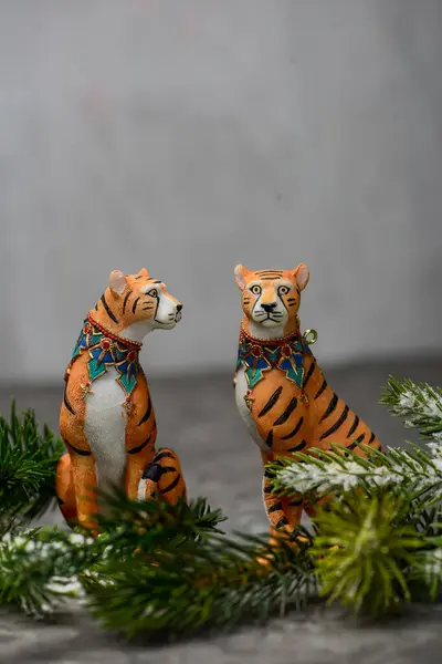 Yeni yıl sembolü olarak iki kaplan heykeli