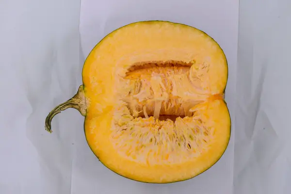 Beyaz arkaplanda yarı yarıya balkabağı