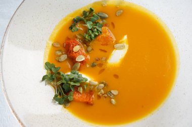 Kabak çekirdekli kabak püresi çorbası ve mikro yeşillikler. 