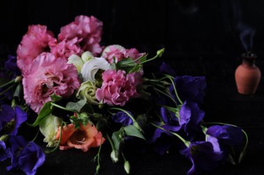 Arka planda renkli bir östoma çiçeği buketi