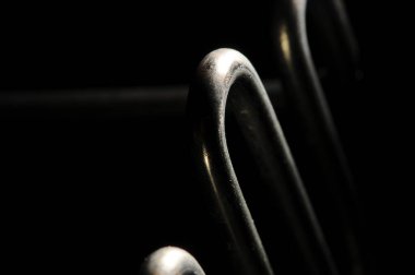 Siyah arkaplanda çitin görünümünü kapat