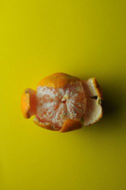 Sarı arka planda taze turuncu, üst manzara. 