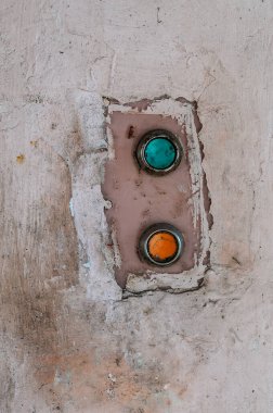 Grunge duvarında yeşil ve kırmızı düğmeler