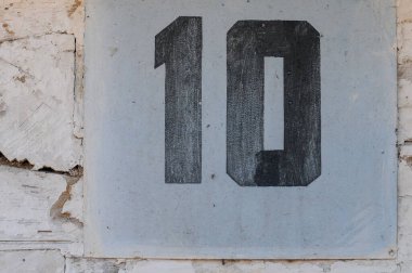 Beyaz tahta duvarda 10 numara. 