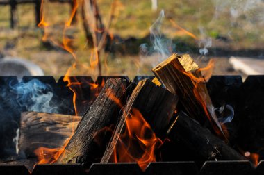 Şöminede yanan odun manzarasını kapat.