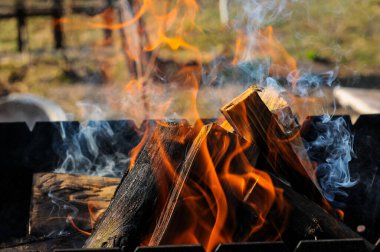 Şöminede yanan odun manzarasını kapat.