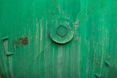 Yeşil metal varilin yakın görüntüsü