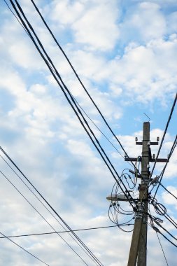 Mavi gökyüzü arkaplanına karşı elektrik direği