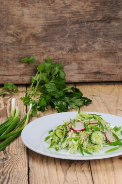 yeşil sebze salatası ve beyaz tabakta yeşiller. 