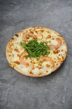 Karides ve peynirli İtalyan pizzası.