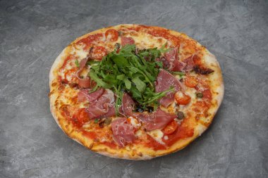 İtalyan pizza jambon ve domates ile