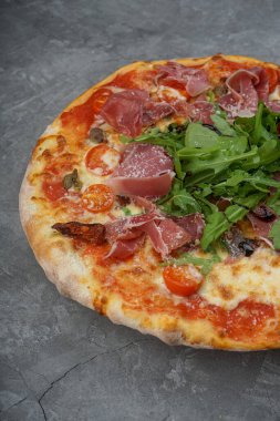 İtalyan pizza jambon ve domates ile