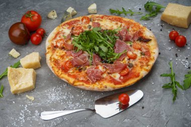 İtalyan pizza jambon ve domates ile