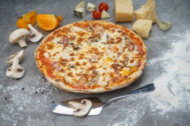 Pizza jambon, mantar ve peynir