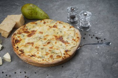 Armutlu ve mavi peynirli lezzetli pizza, yakın çekim.