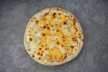 Peynirli ev yapımı pizza, yakın çekim.