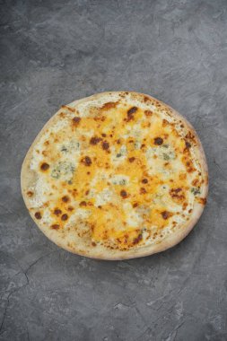 Peynirli ev yapımı pizza, yakın çekim.