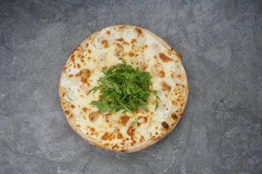 Yeşillik ve çeşit çeşit peynirli lezzetli pizza.