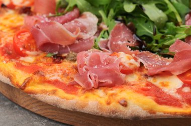 İtalyan pizza jambon ve domates ile