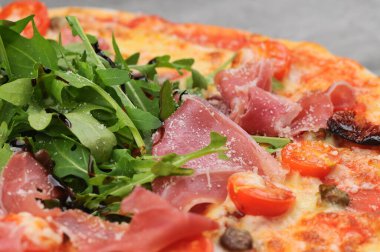 Jambonlu, domatesli ve peynirli pizza manzarası