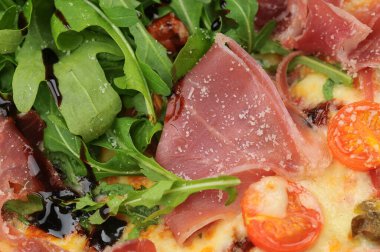 Jambonlu, domatesli ve peynirli pizza manzarası