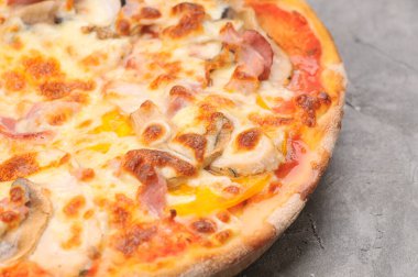 Jambonlu, domatesli ve peynirli pizza manzarası