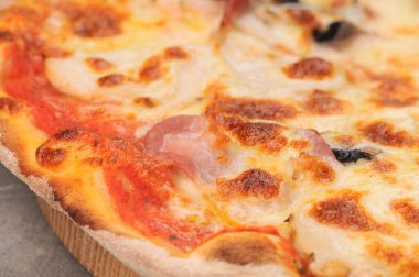 Jambonlu, domatesli ve peynirli pizza manzarası